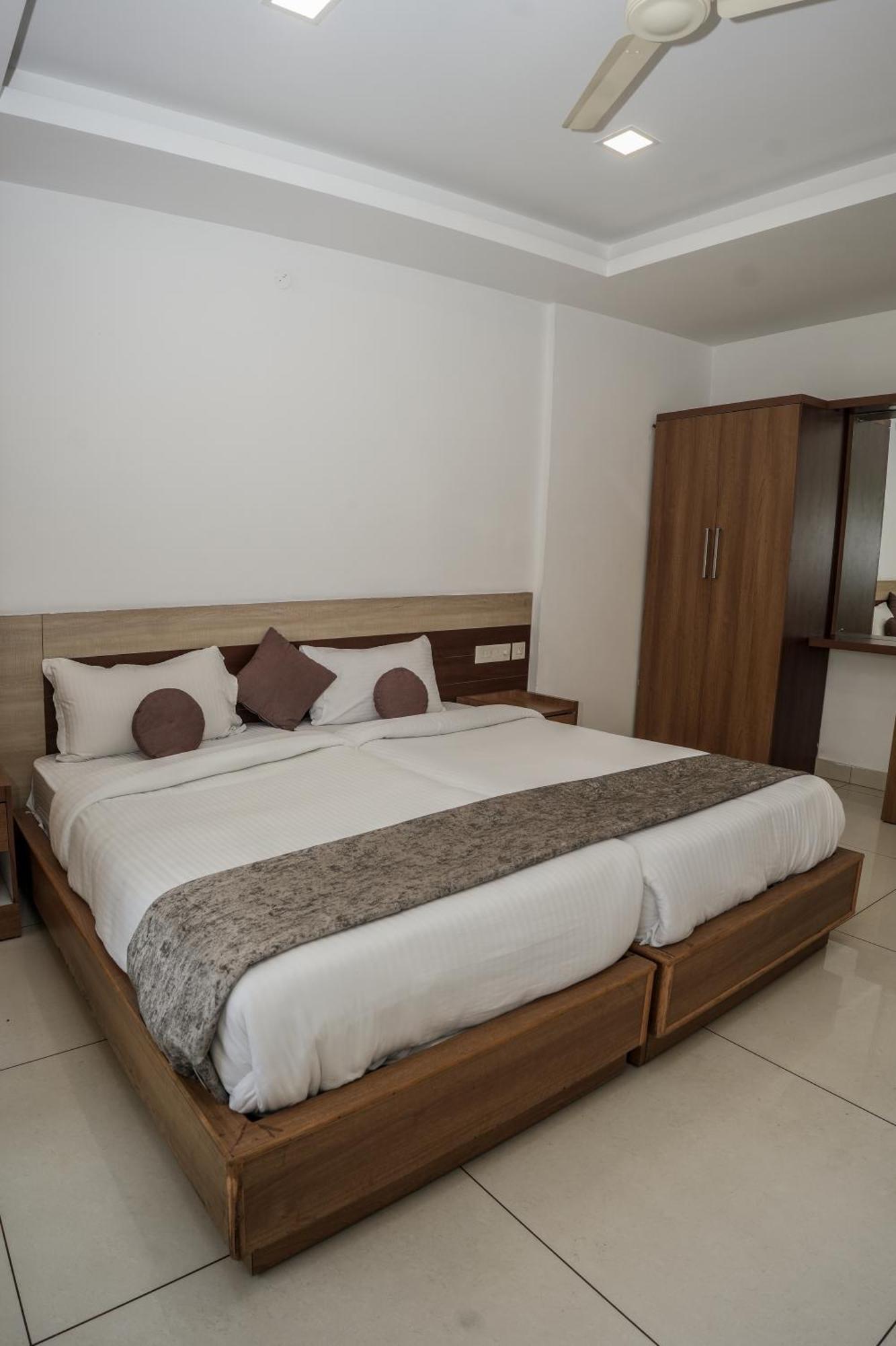 Hotel Lets Stay Коччи Экстерьер фото