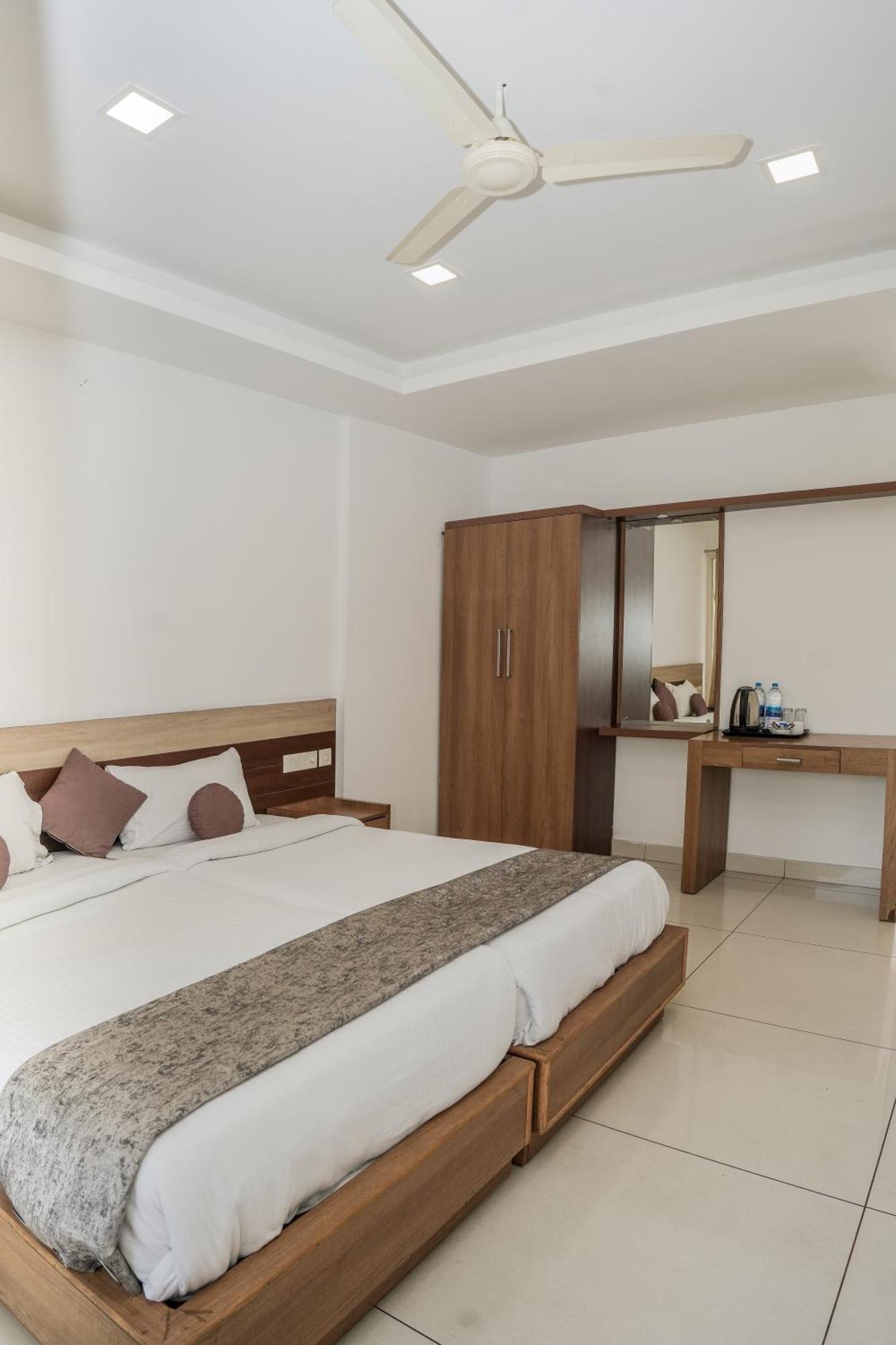 Hotel Lets Stay Коччи Экстерьер фото
